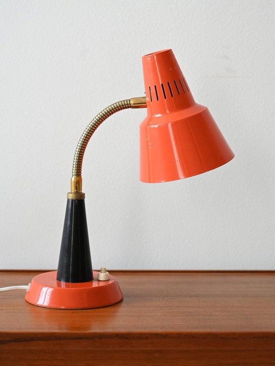 Image 1 of Lampe de table orange vintage 1960S | Lampe de bureau rétro en métal avec bras en laiton ajustable | Design Mid-Century Modern