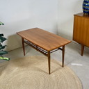 Table basse de style danois avec plateau brillant
