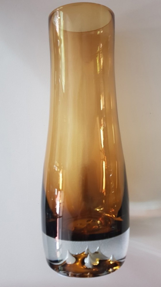 Image 1 of Vase en ambre avec fond en verre traité