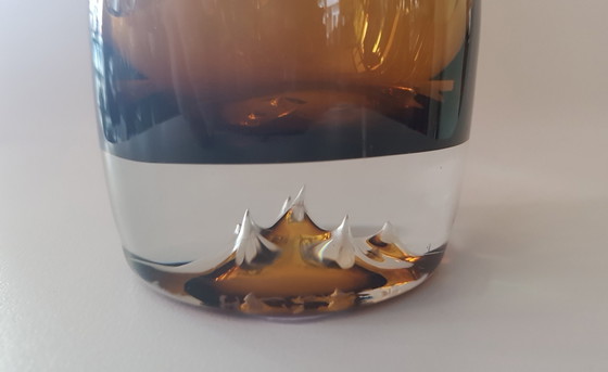 Image 1 of Vase en ambre avec fond en verre traité