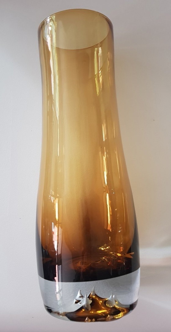 Image 1 of Vase en ambre avec fond en verre traité