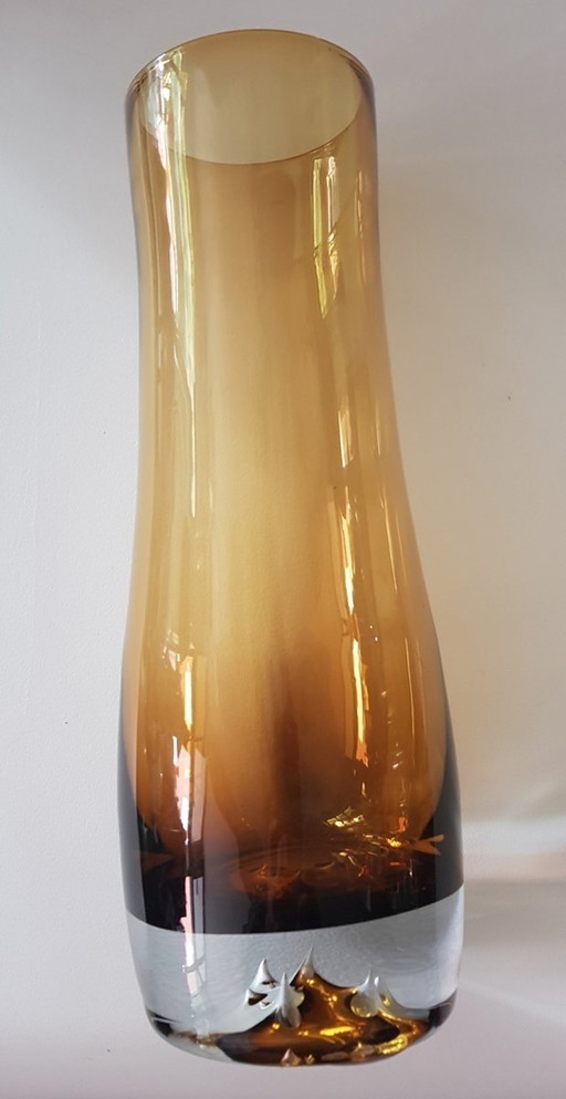 Vase en ambre avec fond en verre traité