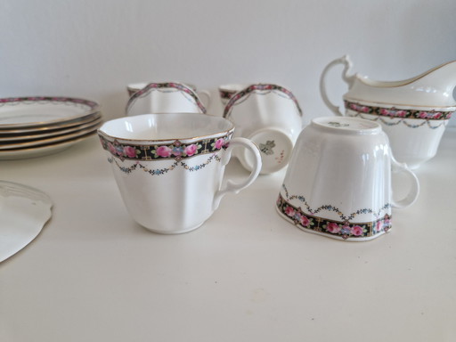 Aynsley 6 X tasses et assiettes, assiettes à gâteaux et pot à lait