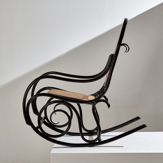 Image 1 of Fauteuil à bascule vintage 'Model 825' en bois et osier par Michael Thonet, 1900