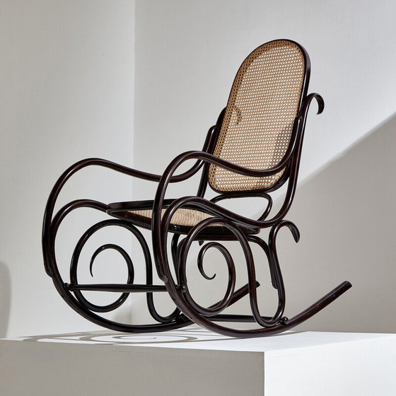 Image 1 of Fauteuil à bascule vintage 'Model 825' en bois et osier par Michael Thonet, 1900
