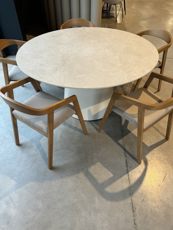 Image 1 of Table de salle à manger ronde avec plateau en céramique beige