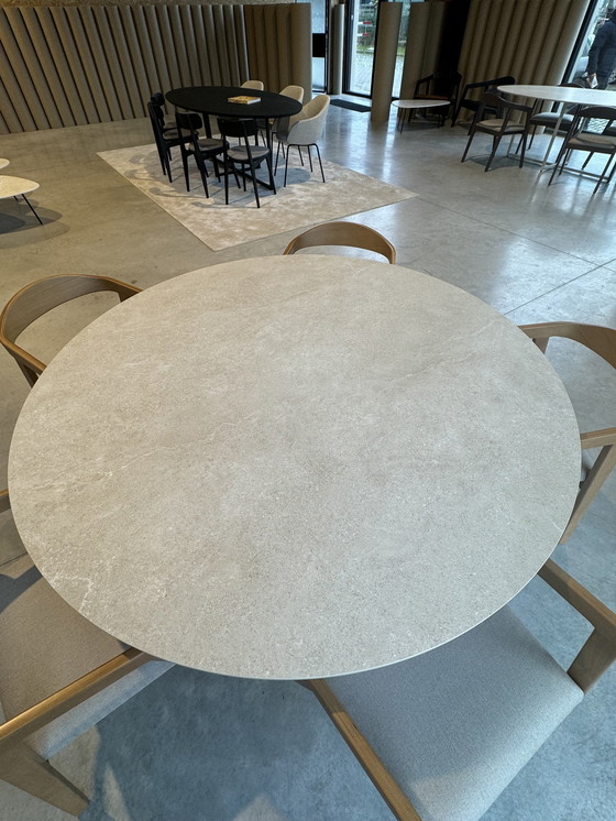 Image 1 of Table de salle à manger ronde avec plateau en céramique beige