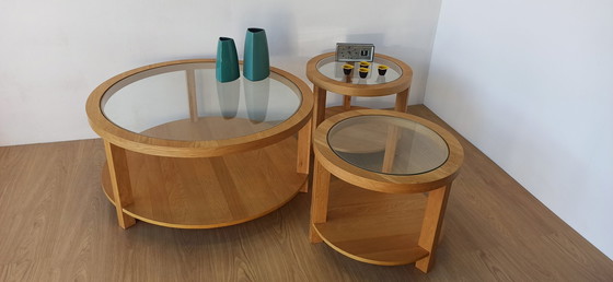 Image 1 of Tables rondes avec plateaux en verre, lot de 3.