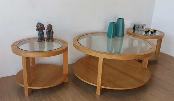 Image 1 of Tables rondes avec plateaux en verre, lot de 3.