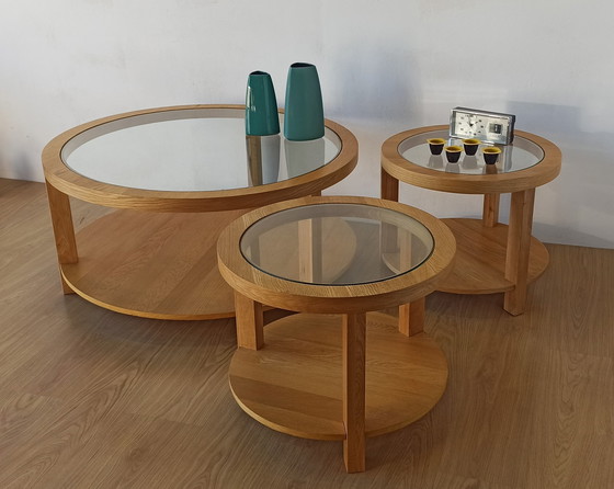 Image 1 of Tables rondes avec plateaux en verre, lot de 3.