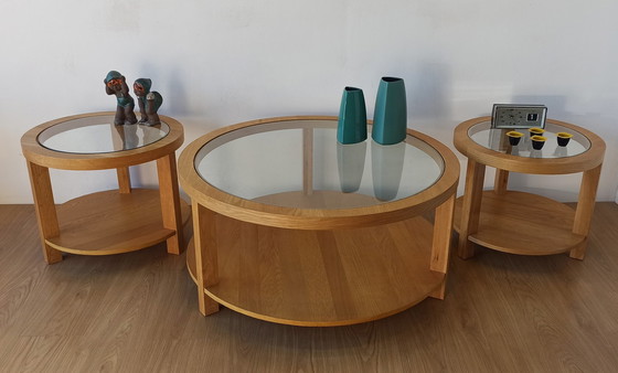 Image 1 of Tables rondes avec plateaux en verre, lot de 3.