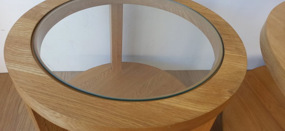 Image 1 of Tables rondes avec plateaux en verre, lot de 3.