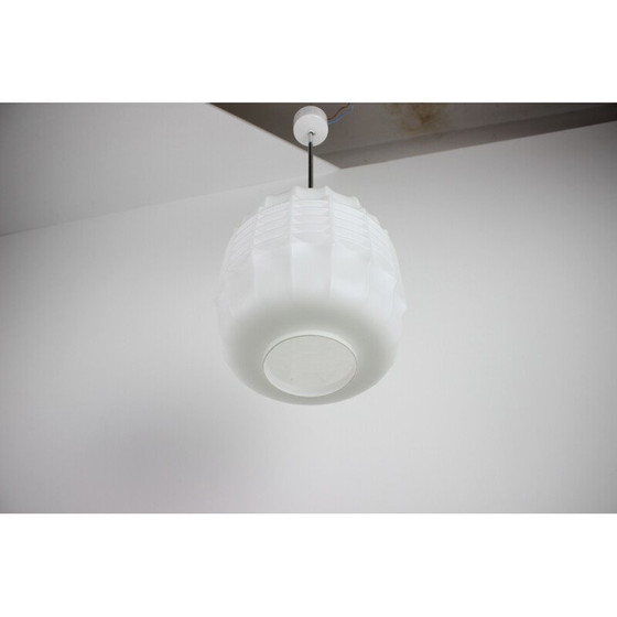 Image 1 of Lampe suspendue vintage en verre de lait et acier chromé, Tchécoslovaquie 1970