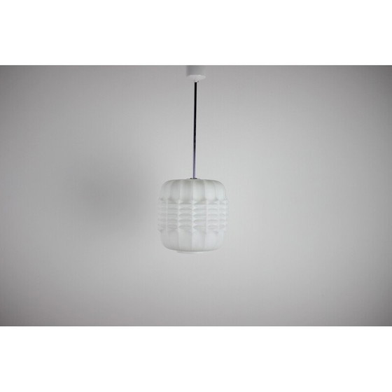 Image 1 of Lampe suspendue vintage en verre de lait et acier chromé, Tchécoslovaquie 1970