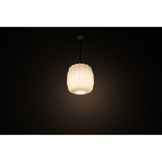 Image 1 of Lampe suspendue vintage en verre de lait et acier chromé, Tchécoslovaquie 1970