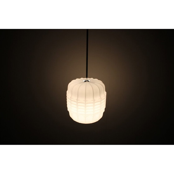 Image 1 of Lampe suspendue vintage en verre de lait et acier chromé, Tchécoslovaquie 1970
