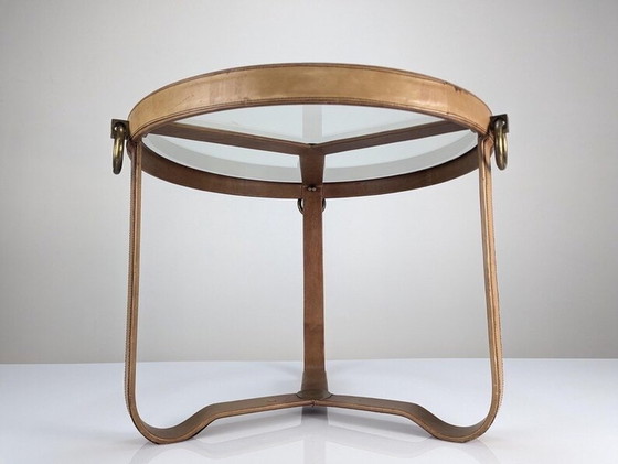 Image 1 of Table basse en laiton et cuir surpiqué style Jacques Adnet