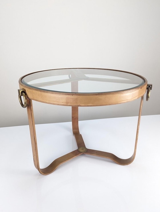 Image 1 of Table basse en laiton et cuir surpiqué style Jacques Adnet