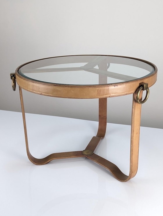 Image 1 of Table basse en laiton et cuir surpiqué style Jacques Adnet