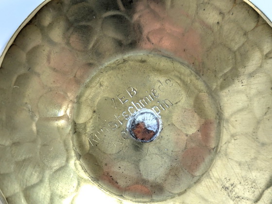 Image 1 of Boîte à couvercle vintage avec piédestal | laiton martelé et bois