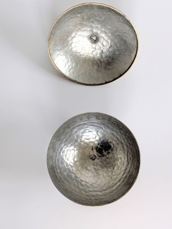 Image 1 of Boîte à couvercle vintage avec piédestal | laiton martelé et bois