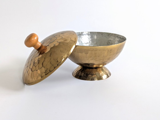 Image 1 of Boîte à couvercle vintage avec piédestal | laiton martelé et bois