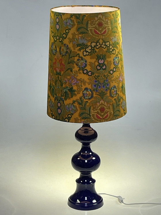 Image 1 of Lampe de table, base en faïence bleue, abat-jour fleuri. Allemagne 1980's