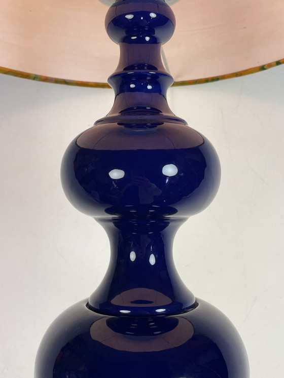 Image 1 of Lampe de table, base en faïence bleue, abat-jour fleuri. Allemagne 1980's