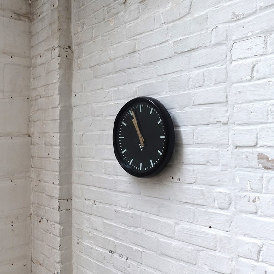 Image 1 of Horloge industrielle vintage noire Pragotron