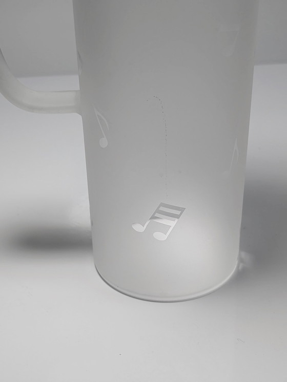 Image 1 of Carafe en verre Notes de musique 80Er 90Er Vintage Jus d'eau Pichet Art Déco Revival Verre Mat Satin