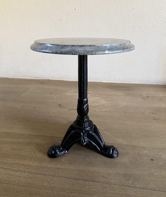 Image 1 of Table d'appoint ancienne en marbre et fonte