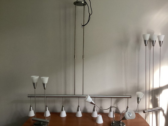 Image 1 of Ensemble de lampes en acier inoxydable avec accents chromés.