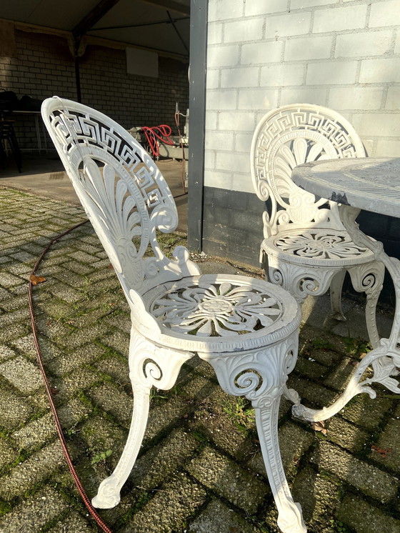 Image 1 of 4 chaises et table, ensemble de jardin classique en aluminium, laqué blanc.