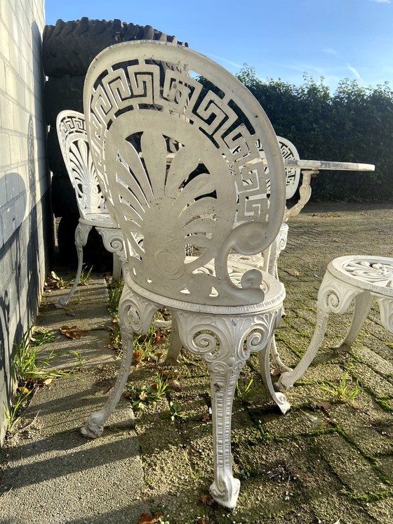 Image 1 of 4 chaises et table, ensemble de jardin classique en aluminium, laqué blanc.