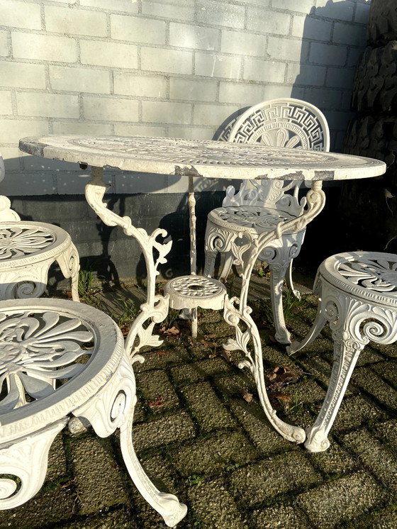 Image 1 of 4 chaises et table, ensemble de jardin classique en aluminium, laqué blanc.