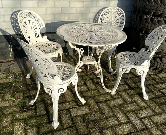 Image 1 of 4 chaises et table, ensemble de jardin classique en aluminium, laqué blanc.