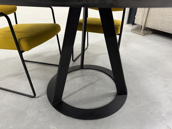 Image 1 of Harvink Fier Table de salle à manger avec plateau en céramique rond D135