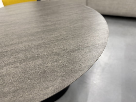 Image 1 of Harvink Fier Table de salle à manger avec plateau en céramique rond D135