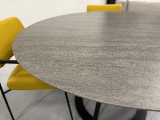 Image 1 of Harvink Fier Table de salle à manger avec plateau en céramique rond D135