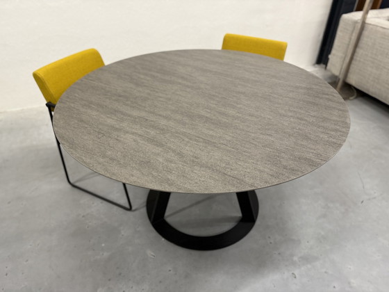 Image 1 of Harvink Fier Table de salle à manger avec plateau en céramique rond D135
