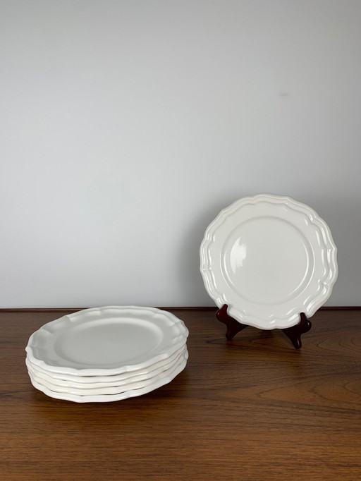 Ensemble de 6 assiettes plates de Gien, modèle Coquille, 1970/80, blanc cassé