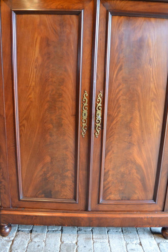 Image 1 of Ancienne armoire de bonne en bois d'acajou.