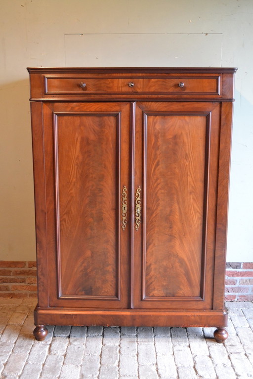 Ancienne armoire de bonne en bois d'acajou.