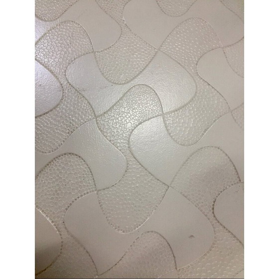 Image 1 of Table basse vintage en polyréthane blanc avec structure en métal chromé, Allemagne de l'Est 1970