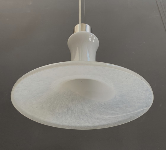 Image 1 of Lampe pendante en verre blanc 1980S