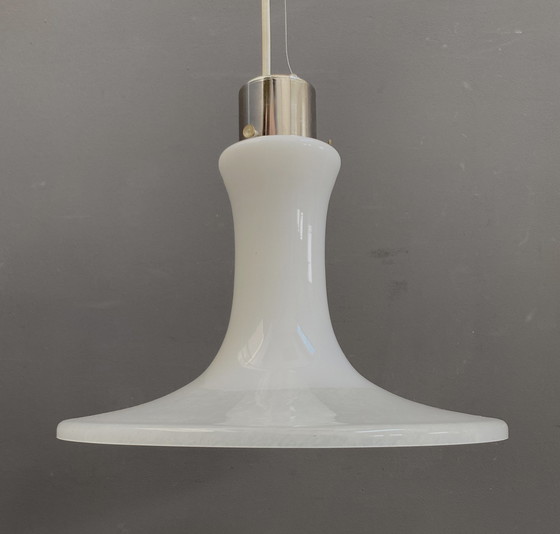 Image 1 of Lampe pendante en verre blanc 1980S