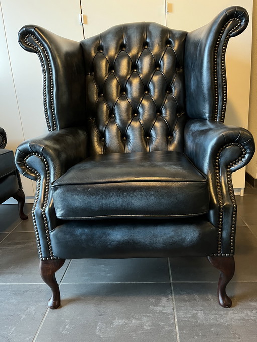 2X Fauteuil Chesterfield en cuir bleu.