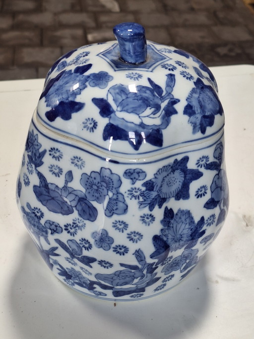 Grand pot en porcelaine bleu et blanc avec couvercle