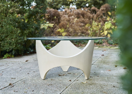 Image 1 of Table basse en bois blanc courbé de l'ère spatiale, 1970S