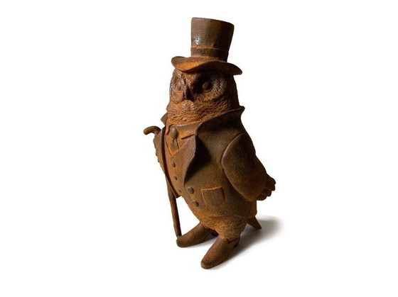 Image 1 of Hibou en costume avec canne et chapeau Statue en fonte